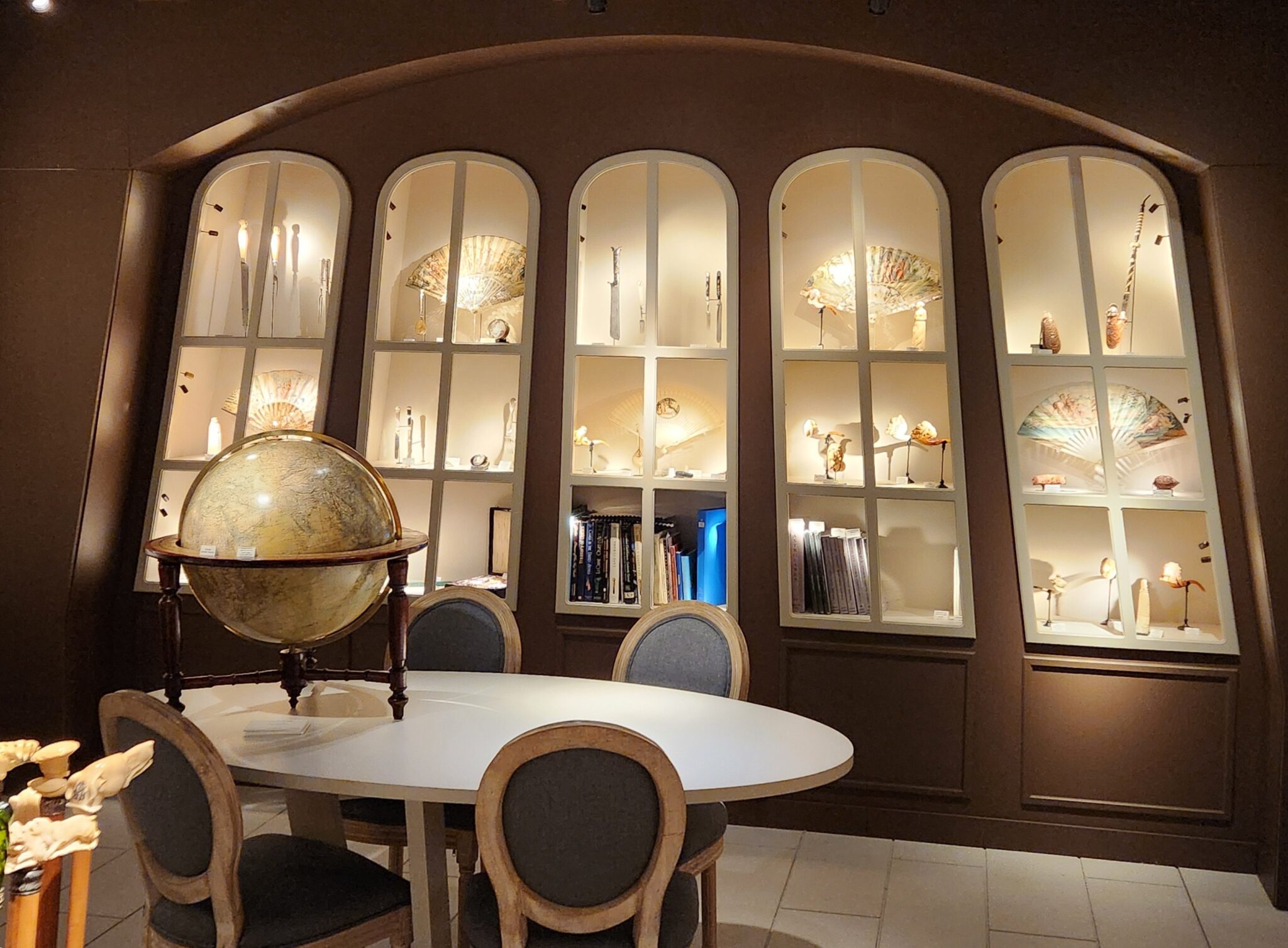 Imposing terrestrial globe by Bertaux in Paris made circa 1880/1890